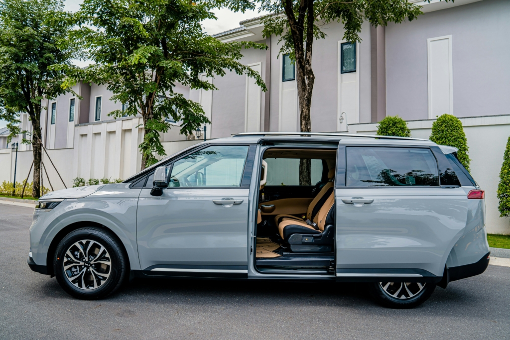 minivan kia carnival best vehicle for a family of 5