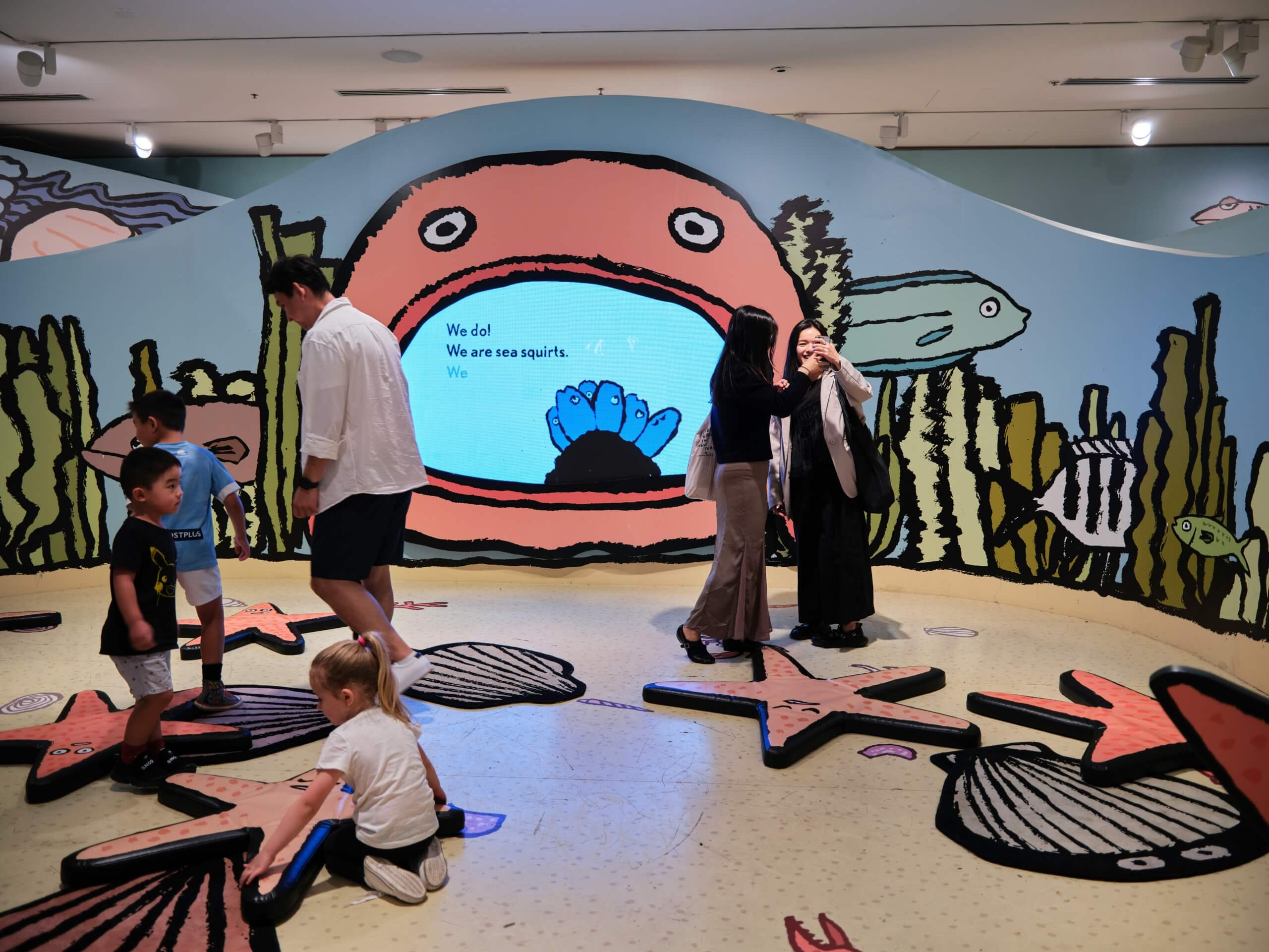 kids at a museum - educational travel experiences